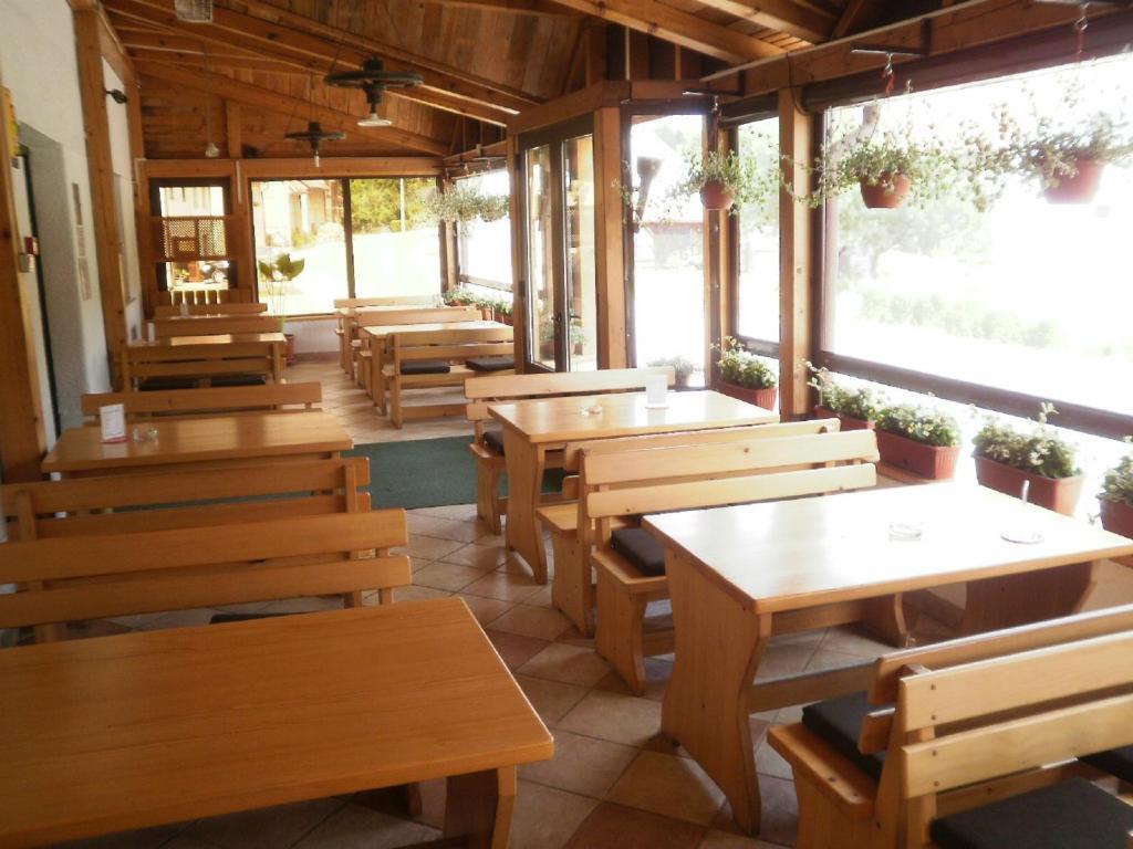 Pansion Bijela Ruza - A La Carte Ravna Gora Exterior photo