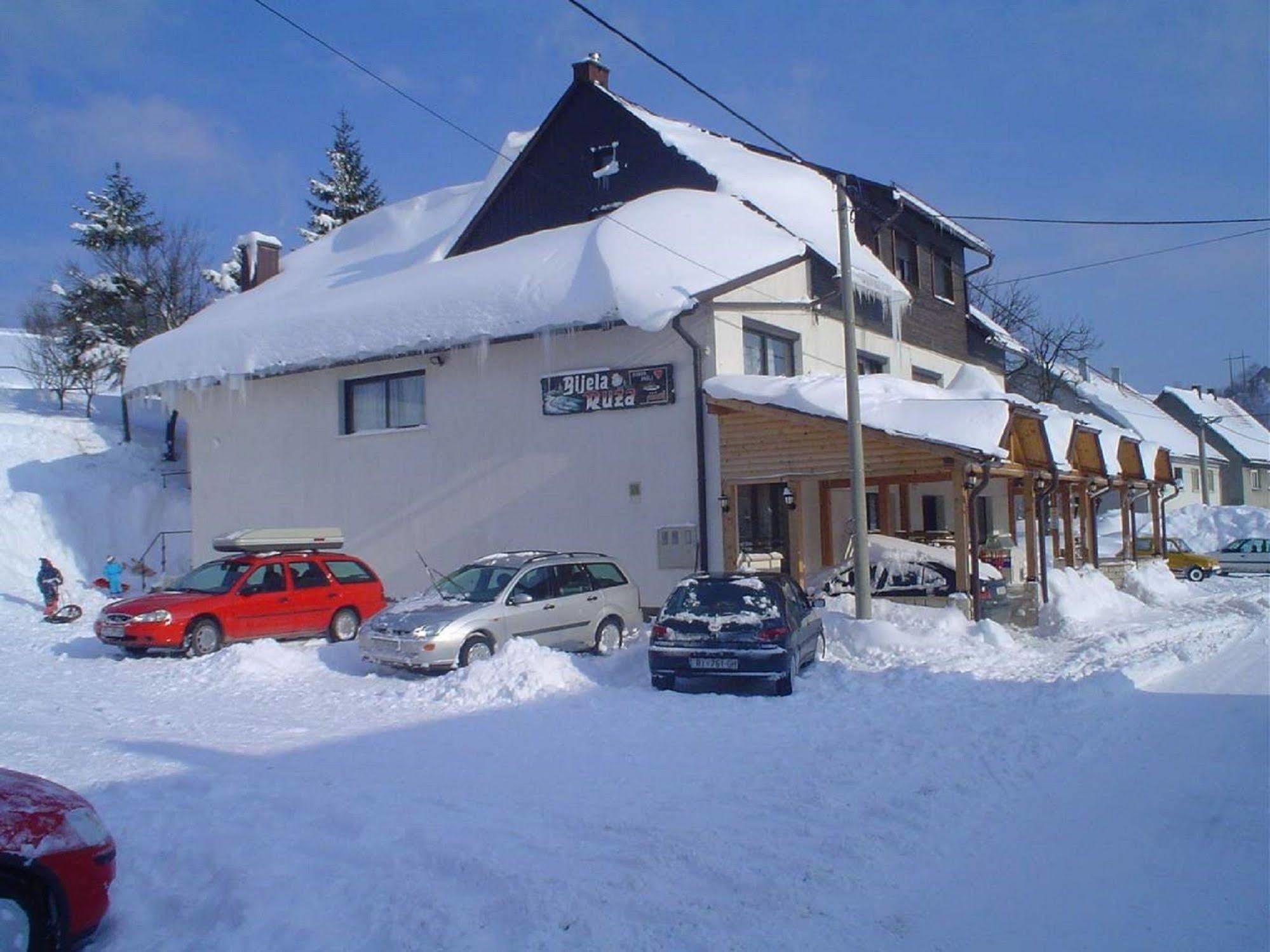 Pansion Bijela Ruza - A La Carte Ravna Gora Exterior photo